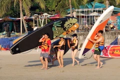 Khách du lịch đến các bãi biển ở Đà Nẵng để trải nghiệm chèo Sup. (Ảnh: Trần Lê Lâm/TTXVN)