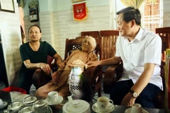 Phó Thủ tướng Chính phủ Lê Minh Khái thăm Mẹ Việt Nam Anh hùng Phan Thị Hựu (102 tuổi) tại khối phố 3, phường Vĩnh Điện, thị xã Điện Bàn, tỉnh Quảng Nam. (Ảnh: Trần Tĩnh/TTXVN)