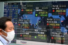 Bảng điện tử thông báo chỉ số Nikkei 225 tại thị trường chứng khoán Tokyo. (Ảnh: AFP/TTXVN)