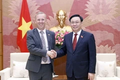 Chủ tịch Quốc hội Vương Đình Huệ và Đại sứ Vương quốc Anh tại Việt Nam Gareth Ward tại buổi tiếp. (Ảnh: Doãn Tấn/TTXVN)