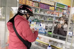 Người dân đến mua thuốc tại nhà thuốc. (Ảnh: Thanh Thủy/TTXVN)
