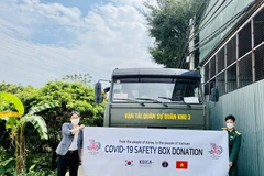 Đại diện của KOICA trao số hàng cho đơn vị vận tải của Quân khu 3. (Nguồn: KOICA)