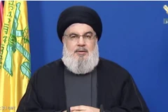 Các tay súng thuộc phong trào Hezbollah và Amal trong cuộc đấu súng tại khu vực Tayouneh ở thủ đô Beirut, Liban, ngày 14/10/2021. (Ảnh: AFP/TTXVN)