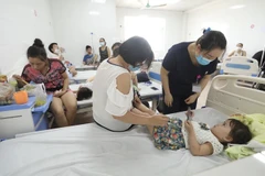 Bệnh nhi điều trị sốt xuất huyết tại bệnh viện. (Ảnh: Minh Quyết/TTXVN)
