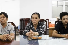 Nguyễn Hữu Thông, Nguyễn Thị Kim Thu và Nguyễn Minh Tâm (từ trái qua) tại cơ quan Công an. (Ảnh: TTXVN phát)