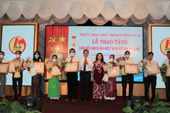Phó Chủ tịch UBND tỉnh Long An Phạm Tấn Hòa trao tặng danh hiệu cho thân nhân Mẹ Việt Nam anh hùng. (Ảnh: Đức Hạnh/TTXVN)