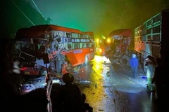 Vụ tai nạn khiến giao thông trên Quốc lộ 2 ùn tắc kéo dài theo cả hai hướng trong hơn 2 giờ đồng hồ. (Ảnh: TTXVN phát)