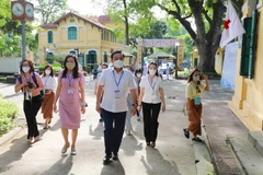 Phó Chủ tịch UBND TP Hà Nội Chử Xuân Dũng đến kiểm tra tại điểm thi Trường THPT Chu Văn An, quận Tây Hồ. (Ảnh: Thanh Tùng/TTXVN)