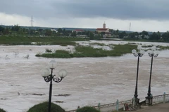 Sông Đắk Bla chảy qua địa phận thành phố Kon Tum vẫn ở mức cao, trên báo động 1. (Ảnh: Dư Toán/TTXVN)