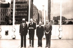 Phó thủ tướng, Bộ trưởng Ngoại giao Nguyễn Duy Trinh (thứ hai, từ phải sang) dự lễ thượng cờ Việt Nam vào ngày 20/9/1977, tại trụ sở LHQ. (Ảnh: Tư liệu)