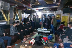 21 đối tượng đánh bạc dưới hình thức xóc đĩa tại tầng hầm quán hát Karaoke Hoàng Dung 86 thuộc xóm Suối Sếu A, xã Nhuận Trạch, huyện Lương Sơn bị Công an bắt giữ. (Ảnh Vũ Hà/TTXVN)