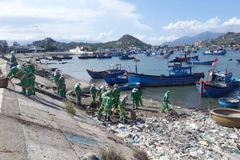 Công nhân của Công ty TNHH XD-TM&SX Nam Thành Ninh Thuận thu gom rác tại khu vực biển Đầm Nại, thị trấn Khánh Hải, huyện Ninh Hải. (Ảnh: Nguyễn Thành/TTXVN)