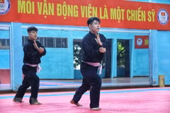 Hai vận động viên đội tuyển Pencak Silat Việt Nam tập luyện Silat Seni (biểu diễn) nội dung Tunggal phần tay không. (Ảnh: Tuấn Anh/TTXVN)
