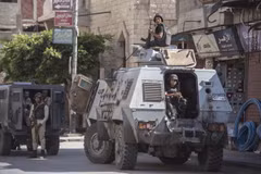 Cảnh sát Ai Cập gác trên một đường phố ở El-Arish, Bán đảo Sinai. (Ảnh: AFP/TTXVN)