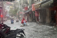 Mưa lớn kéo dài khiến một số tuyến phố ở Thủ đô ngập sâu. (Ảnh: Phạm Kiên/TTXVN)
