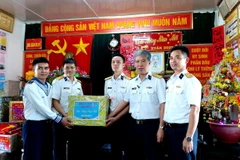 Hình ảnh chúc Tết sớm cán bộ, chiến sỹ tại các nhà giàn DK1