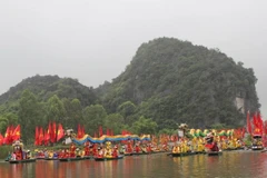 Du khách trải nghiệm một trong những hoạt động văn hóa của Tuần du lịch "Sắc vàng Tam Cốc-Tràng An." (Ảnh: Hải Yến/TTXVN)