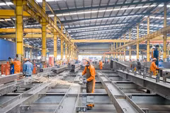 Công nhân lao động Công ty cổ phần Cơ khí xây dựng thương mại Đại Dũng tại khu Công nghiệp An Hạ, huyện Bình Chánh. (Ảnh: Thanh Vũ/TTXVN)