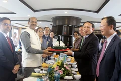 Ông Nguyễn Xuân Ký, Ủy viên Trung ương Đảng, Bí thư Tỉnh ủy, Chủ tịch HĐND tỉnh Quảng Ninh tặng quà lưu niệm cho Chủ tịch Hạ viện Ấn Độ Om Birla. (Ảnh: Đức Hiếu/TTXVN)