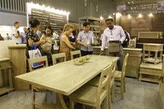 Khách quốc tế tham quan hội chợ VIFA-EXPO 2019.Việt Nam tiếp tục duy trì vị thế dẫn đầu về xuất khẩu đồ gỗ nội ngoại thất tại thị trường EU. (Nguồn: TTXVN)