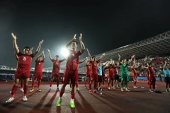 Các cầu thủ U23 Việt Nam cám ơn khán giả đã cổ vũ nhiệt tình cho đội tuyển thi đấu và giành chiến thắng với U23 Myanmar. (Ảnh: Minh Quyết/TTXVN)