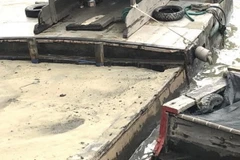 Tang vật tàu hút cát lậu bị thu giữ tại hiện trường. (Ảnh: TTXVN phát)