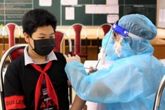 Cán bộ Y tế tiêm vaccine phòng COVID-19 cho học sinh trường THCS Gia Cẩm, thành phố Việt Trì, tỉnh Phú Thọ. (Ảnh: Trung Kiên/TTXVN)