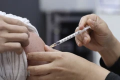 Tiêm vaccine phòng COVID-19 cho người dân. (Ảnh: Minh Quyết/TTXVN)
