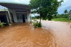 Mưa lớn gây ngập đường, chia cắt giao thông. (Ảnh: TTXVN phát)