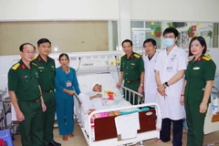 Lãnh đạo Bệnh viện Quân y 175 thăm hỏi bệnh nhân từ Trường Sa được chuyển về cấp cứu tại bệnh viện. (Ảnh: TTXVN phát)