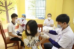 Tiêm vaccine cho học sinh. (Ảnh: Hoàng Hùng/TTXVN)
