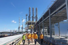 Lãnh đạo PV GAS kiểm tra công trình cảng neo tàu (jetty) trong Dự án vừa hoàn thành tháng 5/2022. (Nguồn: PV Gas)