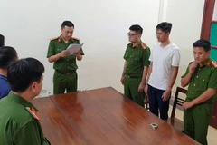 Đối tượng Tăng Duy Thành bị Cơ quan điều tra tiến hành đọc lệnh khởi tố vụ án, khởi tố bị can. (Ảnh: TTXVN phát)