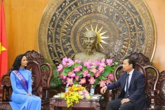 Phó Chủ tịch UBND tỉnh Long An Phạm Tấn Hòa và Hoa hậu H’hen Niê trao đổi về Tuần Văn hóa Du lịch tỉnh Long An năm 2022. (Ảnh: Thanh Bình/TTXVN)
