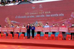 Trao vé tàu, xe, máy bay cùng các phần quà Tết cho đại diện sinh viên, công nhân tại chương trình. (Ảnh: Hồng Giang/TTXVN)