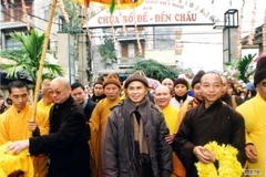 Tăng ni. phật tử đón Thiền sư Thích Nhất Hạnh tại chùa Bồ Đề, Gia Lâm, Hà Nội, ngày 12/1/2005. (Ảnh: Nhan Sáng/TTXVN)