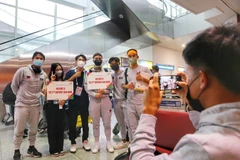 Các cầu thủ U23 Philippines chụp ảnh lưu niệm cùng nhóm tình nguyện viên. (Ảnh: Tuấn Đức/TTXVN)