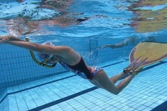 Vận động viên thi đấu ở nội dung 100m vòi hơi chân vịt nữ. (Ảnh: seagames.vnanet.vn)