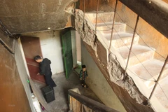 Nhiều chung cư cũ đã xuống cấp nghiêm trọng. (Ảnh: TTXVN)