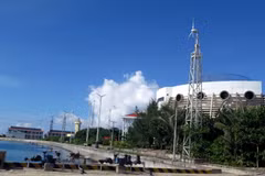 Hệ thống điện gió, năng lượng Mặt Trời được đầu tư đồng bộ, giúp người dân, cán bộ, chiến sỹ có điện sinh hoạt hằng ngày. (Ảnh: Quân Trang/TTXVN)