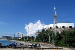 Hệ thống điện gió, năng lượng Mặt Trời được đầu tư đồng bộ, giúp người dân, cán bộ, chiến sỹ có điện sinh hoạt hằng ngày. (Ảnh: Quân Trang/TTXVN)