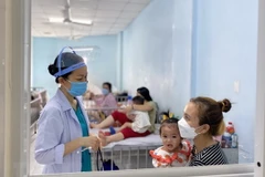 Các bệnh nhi nhập viện do sốt xuất huyết tại Bệnh viện Nhi đồng 2, Thành phố Hồ Chí Minh. (Ảnh: Đinh Hằng/TTXVN)