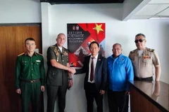 Đại sứ Việt Nam tại Venezuela Lê Viết Duyên và Hiệu trưởng trường Đại học Bách khoa Thực nghiệm Quân đội Venezuela (UNEFA), Thượng tướng Pascualino Angiolillo tại lễ khai trương. (Ảnh: TTXVN phát)