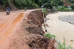 Một vị trí sạt taluy âm trên Quốc lộ 37, đoạn qua huyện Bắc Yên khiến hộ lan bị hư hỏng nặng. (Ảnh: Hữu Quyết/TTXVN)