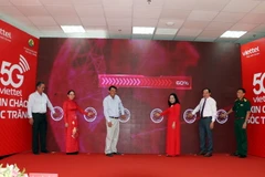 Các đại biểu nhấn nút khai trương mạng 5G. (Ảnh: Trung Hiếu/TTXVN)