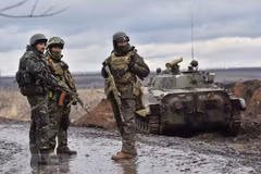 Binh sỹ quân đội Ukraine tại khu vực ở ngoại ô thành phố Debaltseve, vùng Donetsk, miền Đông Ukraine ngày 24/12/2014. (Nguồn: AFP/TTXVN)