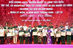 Phó Bí thư Thường trực Thành ủy Nguyễn Thị Tuyến và Chủ tịch UBND thành phố Hà Nội Trần Sỹ Thanh trao Bằng khen của Chủ tịch UBND thành phố cho người có công tiêu biểu ở Thủ đô. (Ảnh: TTXVN)