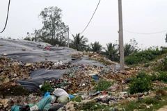 Đây là bãi rác lớn nằm cạnh sông Đơ, cách bãi biển hơn 1km và được xây dựng, sử dụng từ năm 1996 với tổng diện tích 2,7ha, công suất 25 tấn/ngày đêm. (Ảnh: Nguyễn Nam/TTXVN)