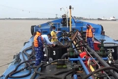 Tàu HP-4677 chở 25 ngàn lít dầu DO không rõ nguồn gốc bị tạm giữ. (Ảnh: Minh Huệ/TTXVN)
