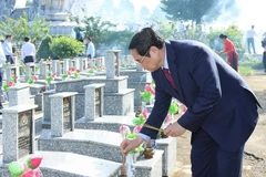 Hình ảnh Thủ tướng dâng hương tại Nghĩa trang liệt sỹ tỉnh Hậu Giang
